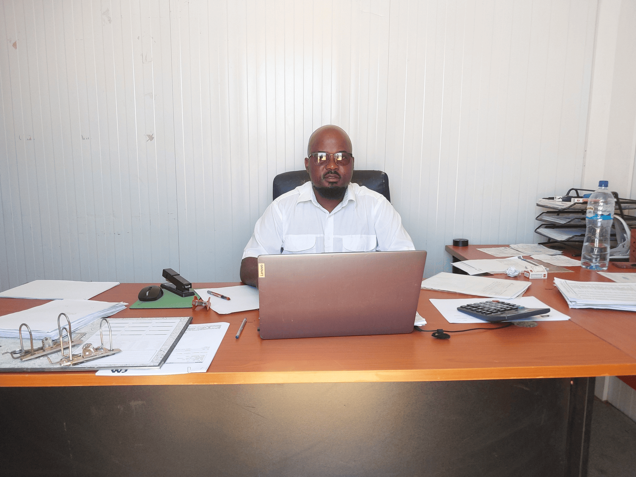 Profissional no escritório da Trilhão Consultoria